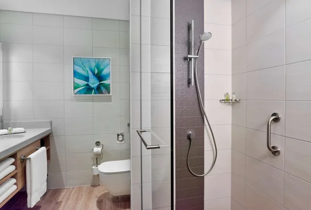 غرفة قياسية بسرير كينج لذوي الإعاقة، Hilton Garden Inn Kuwait 8/10