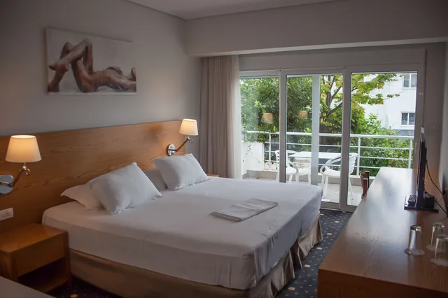 غرفة بسرير كوين بإطلالة على البحر بشرفة، Agimi And S Hotel 3/10