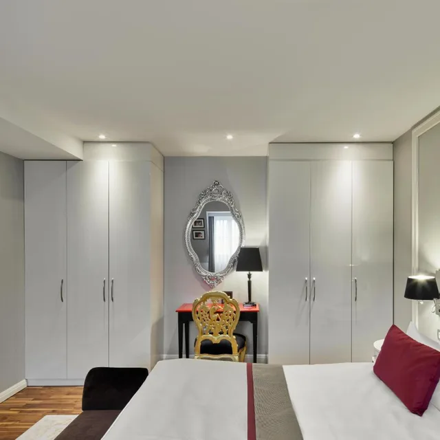 Sezen Aksu, Suite, King Bed، TITANIC Gendarmenmarkt Berlin 3/6