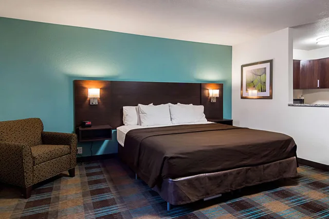 Efficiency, King Bed, Accessible، Suburban Studios Monaca - Pittsburgh 1/2