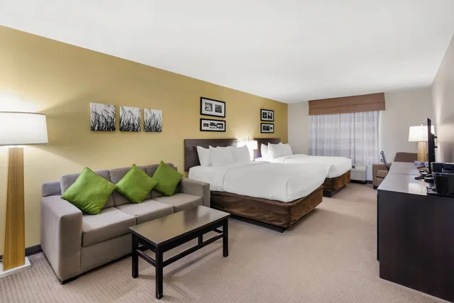 جناح بسريرين كوين مع أريكة لذوي الإعاقة، Sleep Inn & Suites Devils Lake, ND 4/8