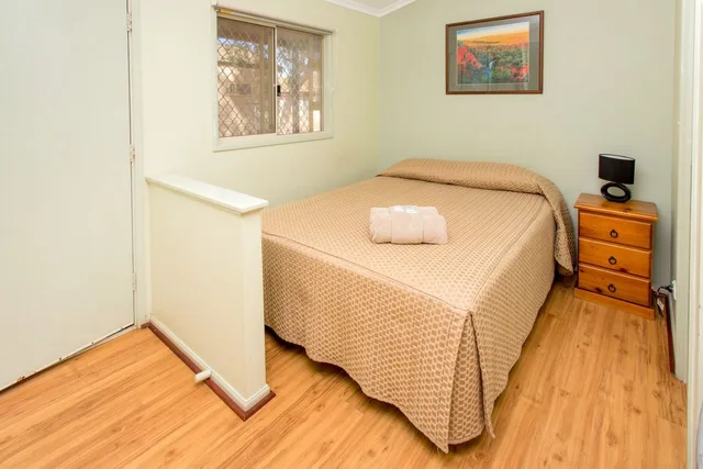 Studio, Cabin, Queen Bed، Discovery Parks - Pilbara, Karratha 1/2