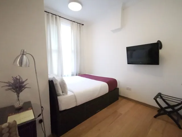 Luxury Double room, The Royale Chulan Hyde Park 3/9