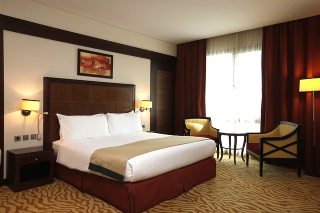 1 Bedroom, Suite, King Bed, Pool View, Smoking, Holiday Inn Olaya 9/10