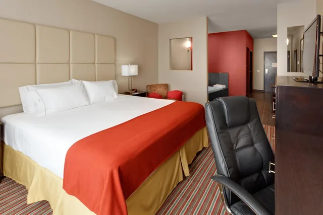 غرفة بسرير كينج بحوض جاكوزي، Holiday Inn Express Hotel Suites York Ne Market Street 1/1
