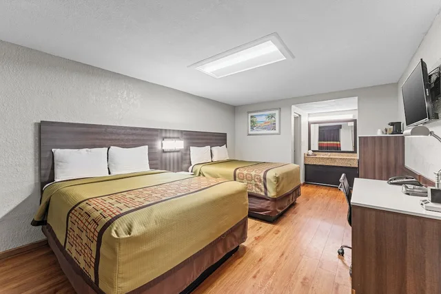 Standard, 2 Queen Beds, Guest Inn Rogers 3/10