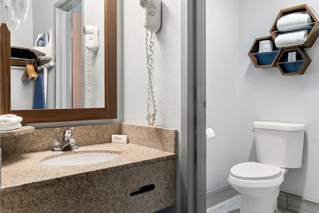 استوديو بسرير كوين، Red Roof Inn Auburn Hills 6/7
