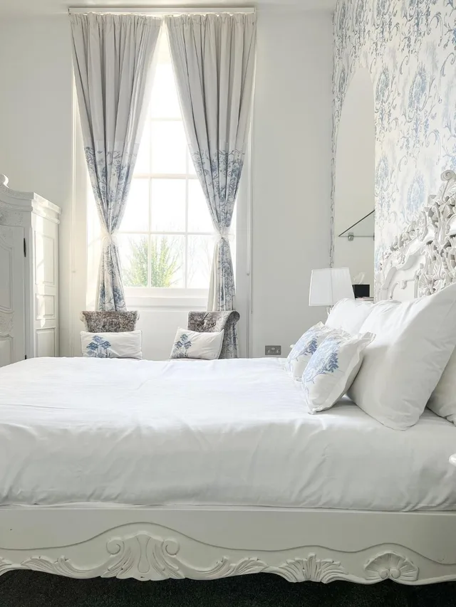 جناح، The Riverside House Hotel 4/9