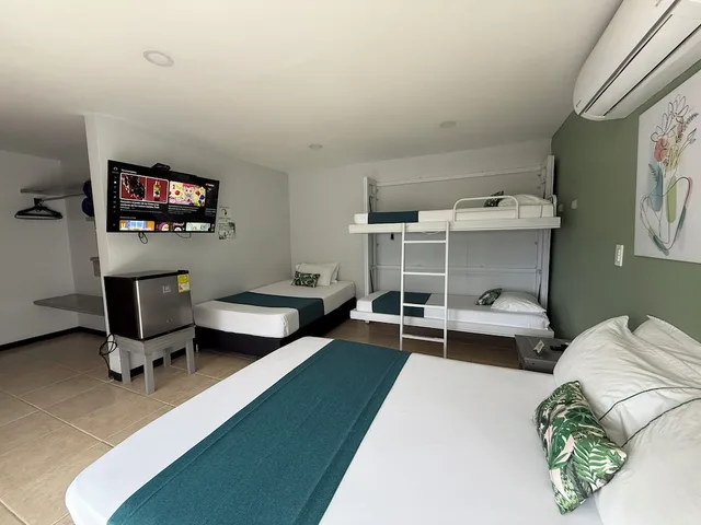 غرفة عائلية بسرير مزدوج وسرير فردي وسرير بطابقين، Hotel Greenview Medellin 1/9