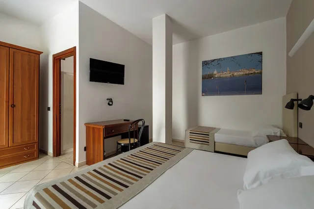 1 Bedroom, Triple, 1 Double and 1 Single Bed, ABC Comfort Hotel Mantua City Centre 2/6