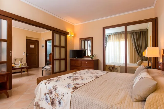 Suite, Double Bed, Lateral Side Sea View، Theartemis Palace 3/10