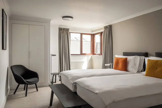 شقة ديلوكس بسرير كينج وسرير فردي بشرفة بغرفتي نوم، Monarch House - Serviced Apartments - Kensington 4/10