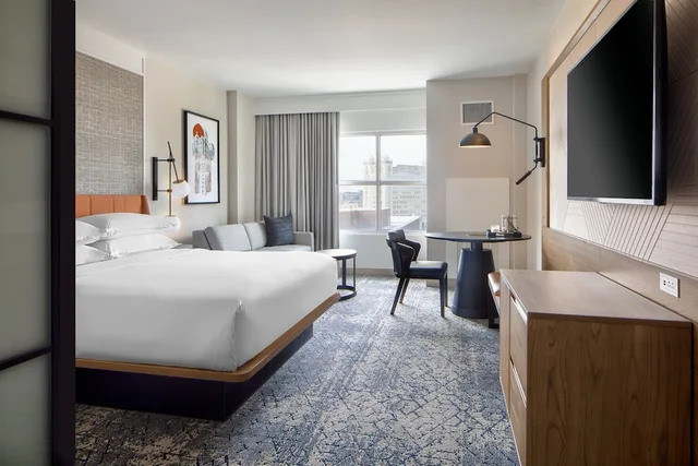 غرفة بسرير كينج مع أريكة لذوي الإعاقة، Sheraton Fort Worth Downtown Hotel 1/5