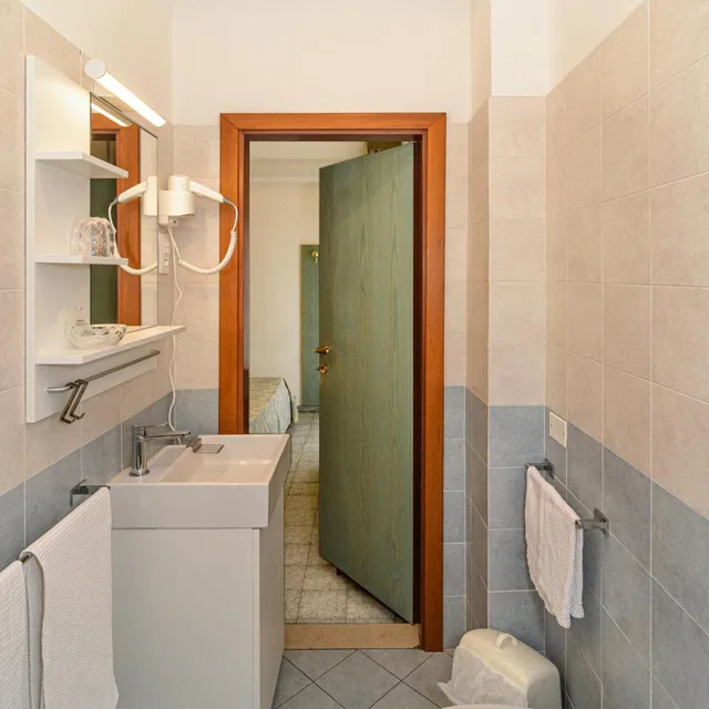 غرفة مفردة بشرفة، Hotel Paris 3/3