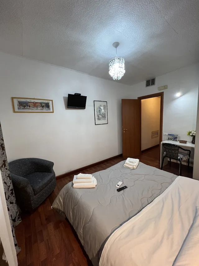 Comfort, Queen Bed, Hotel Como 1/8
