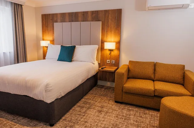 جناح جونيور بسرير كوين بمنطقة جلوس، Yew Lodge Hotel East Midlands Airport 5/9