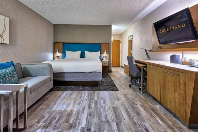 غرفة بسرير كينج مع أريكة بحوض استحمام لذوي الإعاقة، Courtyard Hampton 1/6