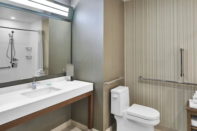 جناح بسريرين كوين بإطلالة على النهر مع أريكة لذوي الإعاقة، Courtyard By Marriott Albany Troy/Waterfront 4/7