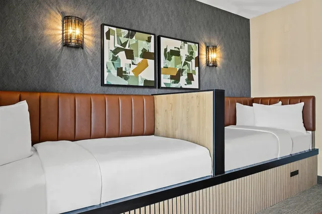 جناح عائلي بسرير كينج وسريرين منفصلين، Ramada By Wyndham Drumheller Hotel & Suites 1/18