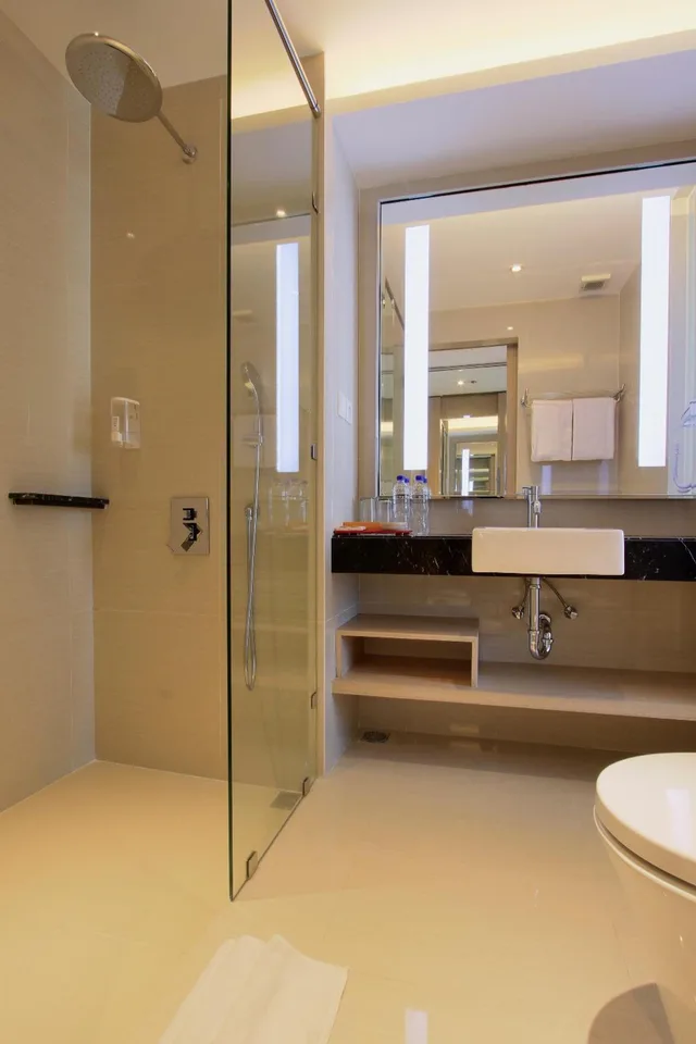 غرفة ديلوكس بسرير مزدوج أو سريرين منفصلين بشرفة، Ohana Hotel Kuta 9/10