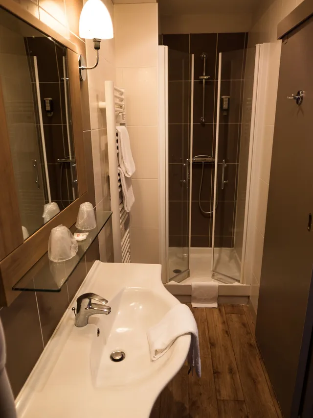 غرفة كومفورت ثلاثية بسرير كوين بغرفة نوم واحدة بحمام خاص مع أريكة، Logis Hotel Le Majestic 8/9