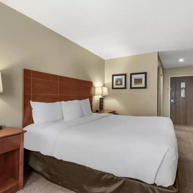 جناح بسرير كينج، Comfort Inn Augusta Me 3/8