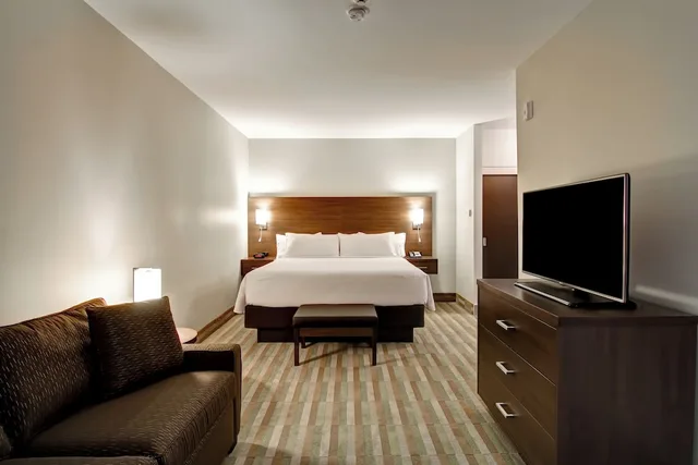 غرفة قياسية بسرير كينج بشرفة، Best Western London Airport Inn Suites 4/7
