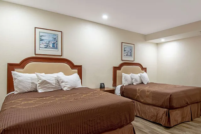 2 Queen Beds - Non-Smoking, Micfridge، Motel6 Buena Park, CA – Anaheim/Near Maingate Knotts 1/3