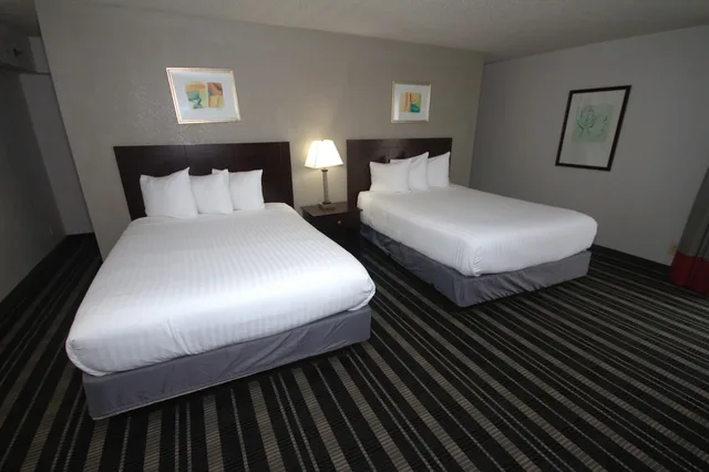 غرفة قياسية بسريرين كوين، Atrium Hotel And Suites 8/10