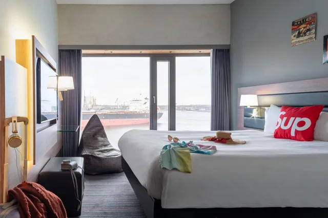 غرفة بسرير مزدوج بإطلالة على المرفأ، Moxy Amsterdam Houthavens 6/10