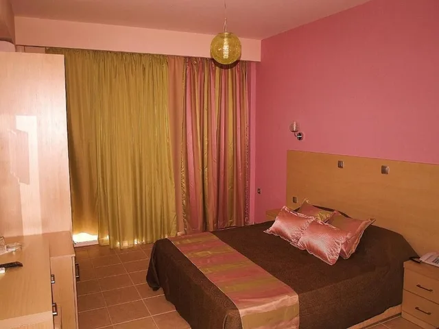 غرفة قياسية بسرير مزدوج وسرير فردي مع سرير سحّاب إضافي، Maranton Beach Hotel 1/3