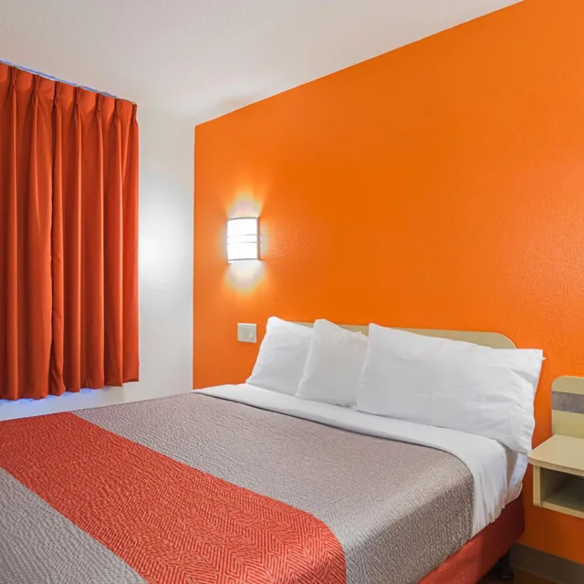 غرفة بسرير كينج وسرير كوين، Motel6 Whitby ON - Toronto East 2/10