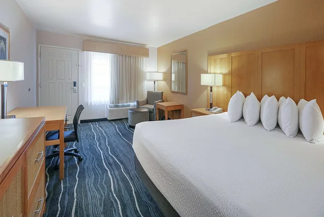 غرفة بسرير كينج لذوي الإعاقة، Ramada By Wyndham Costa Mesa/Newport Beach 1/10