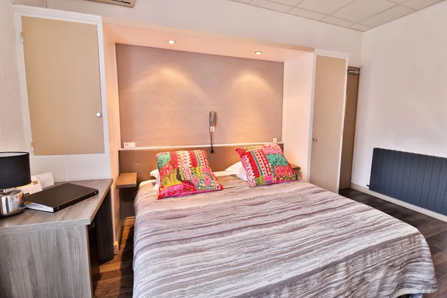 Economy, Family, Double and Twin Beds, No Balcony، HOtel Le Chardon Bleu 2/3