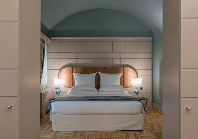 جناح، Hotel Number Nine 4/9