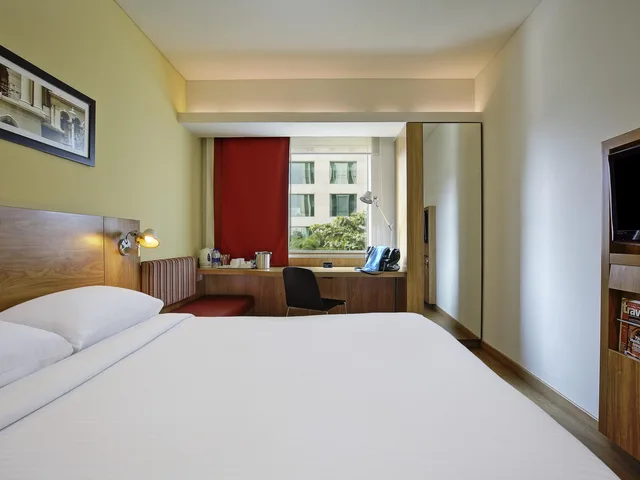 Room, Queen Bed, ibis Bengaluru Outer Ring Road 2/8