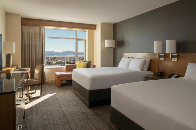 غرفة بسرير كوين وسرير مزدوج بإطلالة على الجبل، Hyatt Regency Denver 1/1