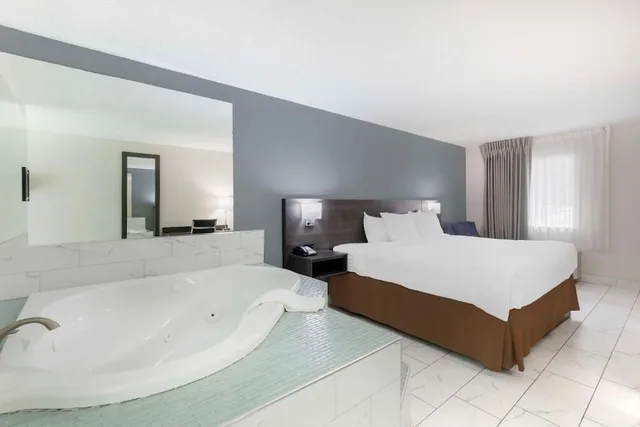 غرفة قياسية بسرير كينج بجاكوزي، Downtown Inn & Studio Suites 3/3