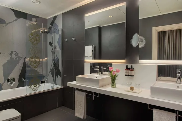 Adjoining, Family, Queen Bed, with Extra Bed، NH Firenze 6/9