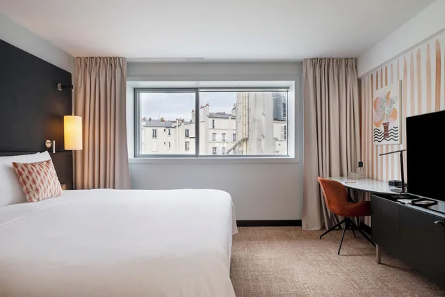 غرفة بسرير كوين بإطلالة على الحديقة، Renaissance Paris Arc de Triomphe Hotel 5/10