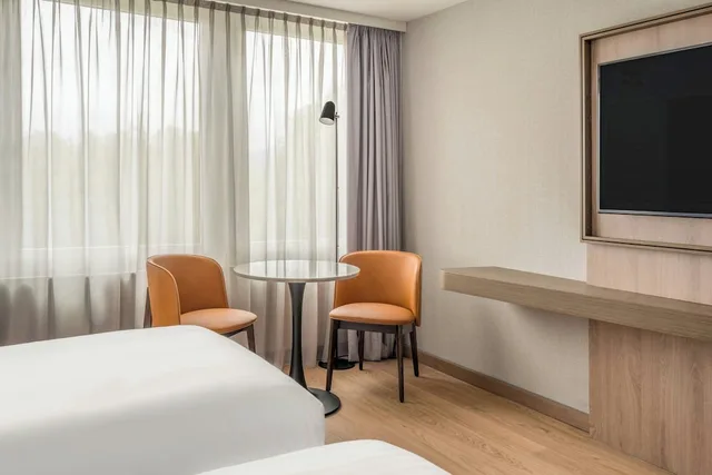 غرفة سوبيريور بسريرين منفصلين في المبنى الرئيسي، Zurich Marriott Hotel 4/8