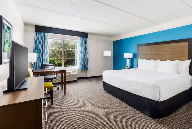 غرفة بسرير كينج لذوي الإعاقة، La Quinta Inn & Suites by Wyndham Tampa Brandon Regency Park 1/6