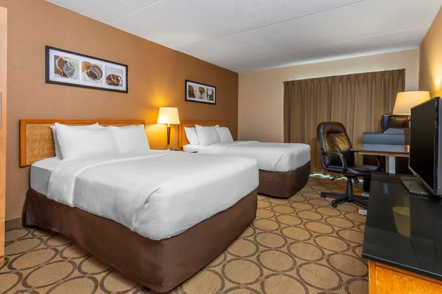 Standard, 2 Queen Beds, Ground Floor, Comfort Inn Sudbury East 7/10