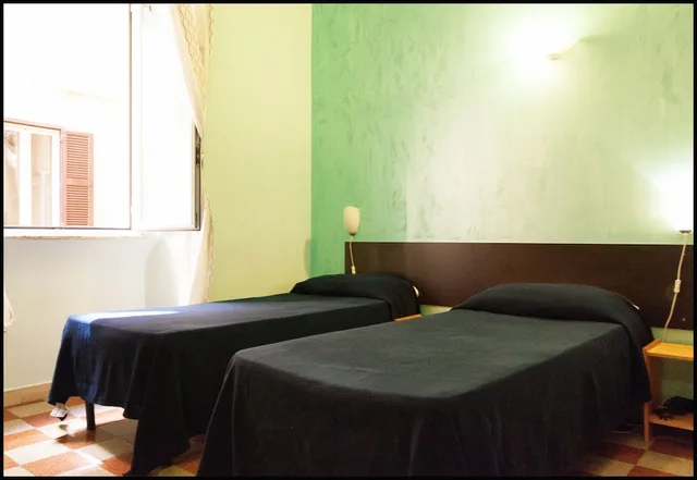 Room, Queen Bed, Shared Bathroom, Roman Holidays Hostel 4/6