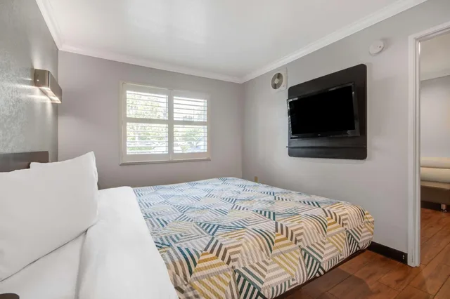 2 Queen Beds - Suite, Non-Smoking, Micfridge, Motel6 Ontario, CA - Convention Center Airport 4/5