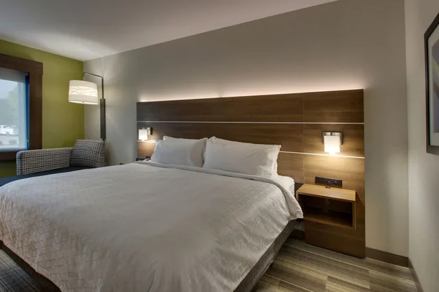غرفة قياسية بسرير كينج بحوض استحمام لذوي الإعاقة، Holiday Inn Express Lexington East - Winchester 2/4