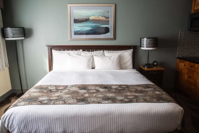 غرفة قياسية بسرير كينج بمطبخ صغير، Prestige Hudson Bay Lodge & Conference Centre, WorldHotels 3/4