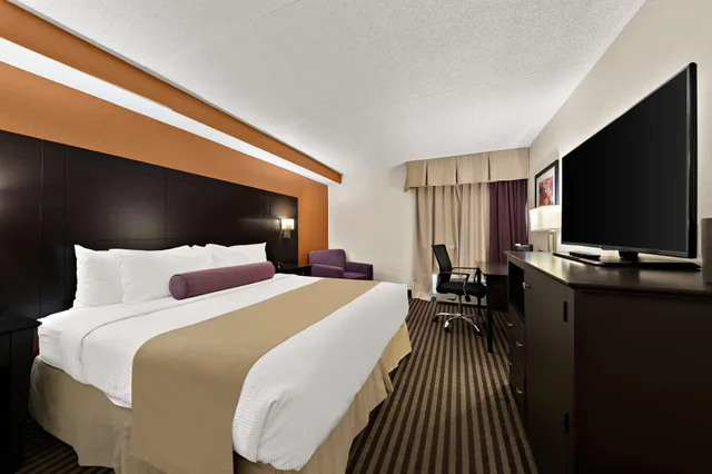 غرفة بسرير كينج في طابق مرتفع لذوي الإعاقة، Best Western Plus Toronto North York Hotel and Suites 1/4