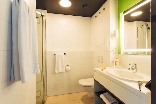 غرفة قياسية بسريرين منفصلين بإطلالة على النهر، harrys home Wien Millennium Tower 10/10