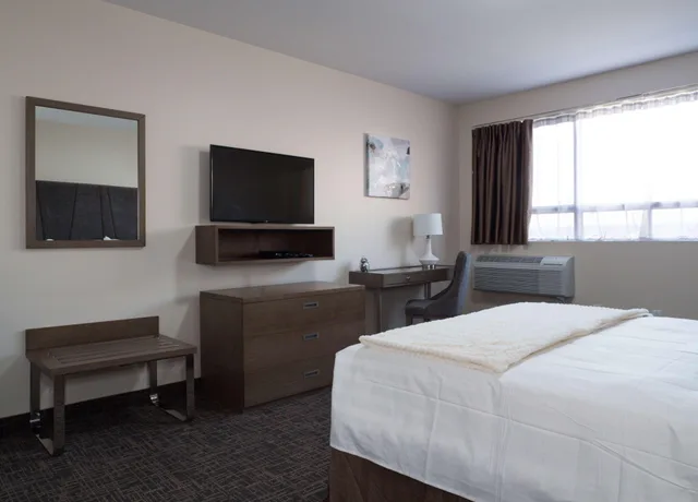 Room, Queen Bed, Hotel Montreal Metropolitan, an Ascend Collection Hotel 3/5